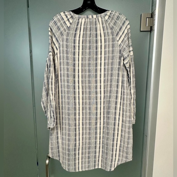 Doe & Rae- lightly worn- Medium- long sleeveve dresss - Picture 2 of 2